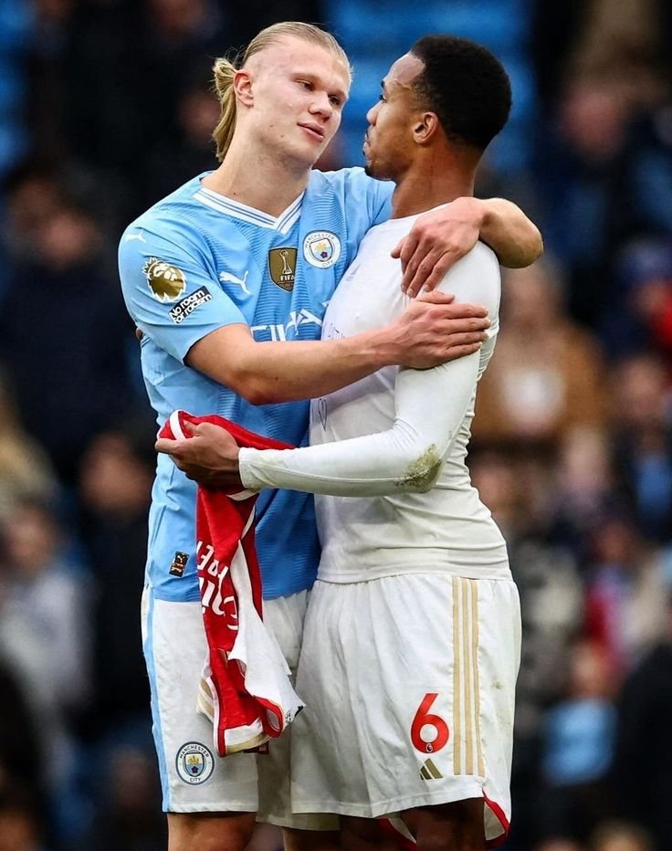 loviez_'s tweet photo. what i'd do to be held like that by big erl 🥴 https://t.co/ToDMsUvXlI