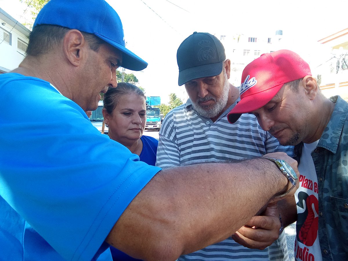 Roilancu1's tweet photo. Nuestro Primer Secretario del PCC en la Capital, Liván Izquierdo Alonso y la Gobernadora Yanet Hernández Pérez, junto a #PlazadelaRevolución, en el Trabajo Voluntario de calle Calzada.
#PlazaEnElCorazón 
#LaHabanaViveEnMí 
#CubaVencerá https://t.co/mypCDe2sGd