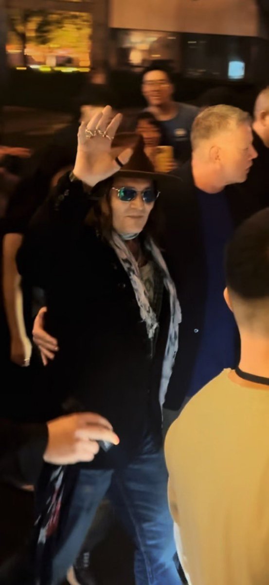FanJohnnyDpxd7's tweet photo. When I wave to my relatives and supporters, the whole night seems to stand still. 🖤🎩 A simple wave, a thousand smiles, and a moment I’ll never forget. Legend, style, and energy all in one unforgettable night. 🏴‍☠️ https://t.co/qoLVuGtX3A
