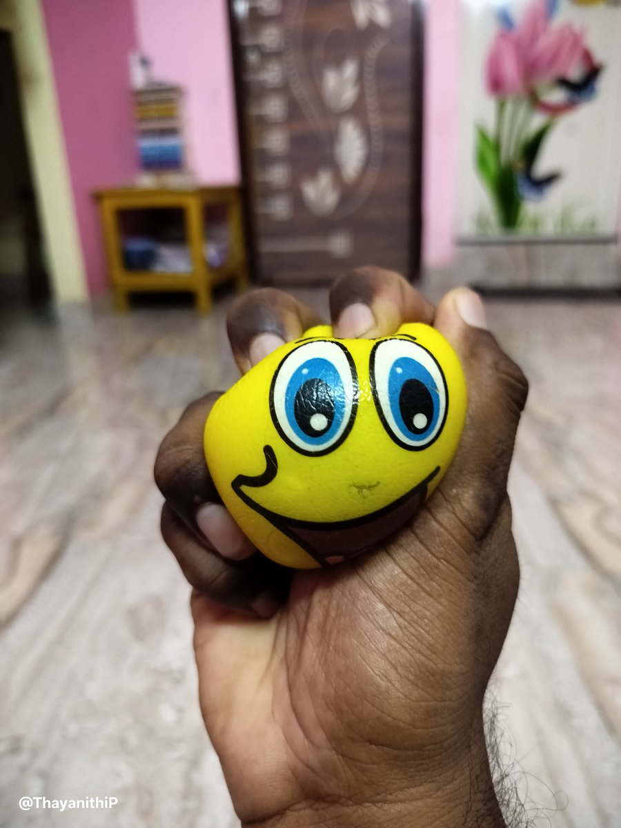 ThayanithiP's tweet photo. எவ்வளவு அழுத்தினாலும் 
சிரித்துக் கொண்டே இருக்கிறது 
இந்த "ஸ்மைலி பந்து".

நாமும் இந்த பந்தாகலாம். 

-தயாநிதி

இனிய இரவு 🌃 https://t.co/dpOgpsIkvK