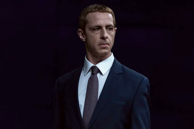 epg_on's tweet photo. O isolamento de Jeremy Strong no set de Social Reckoning para incorporar a frieza de Zuckerberg me intriga. Gosto desse tipo de entrega extrema, pois o método dele deve elevar o realismo do filme através desse desconforto real entre os atores. https://t.co/4aG3zDoKjR
