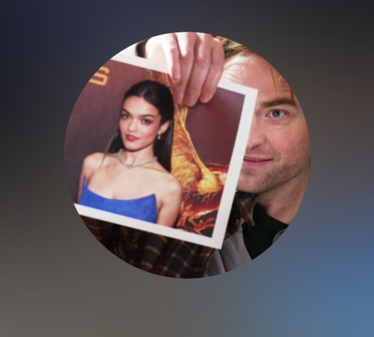 SS04E22's tweet photo. Me cura saber que até hj a foto de perfil da Rachel é o Rob segurando uma foto dela https://t.co/bYtcY56mvh