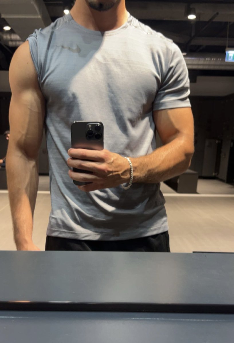 Kanonym20's tweet photo. alrighty #gym #biceps #veins https://t.co/0pkBeu4Qle