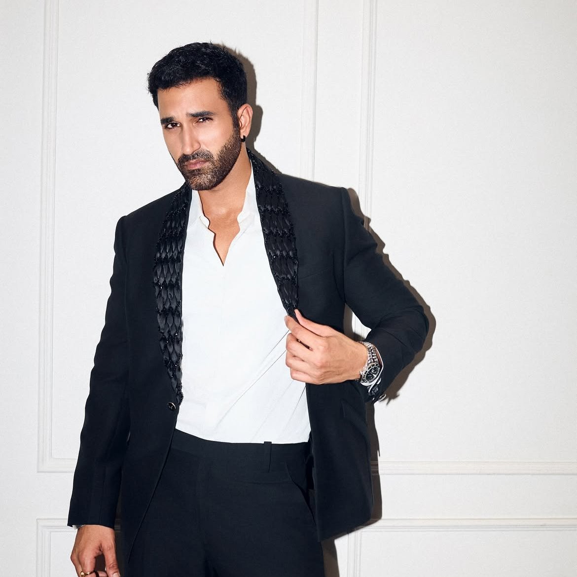 whatonnetflix's tweet photo. Production is officially underway for the second season of the hit Indian rom-com THE ROYALS. 

Ishaan Khatter reprises his role as Prince "Fizzy" alongside returning star Nora Fatehi as filming kicks off in Rajasthan.

There are some major changes coming to the palace this season, including the addition of Sini Shetty and Gurfateh Pirzada to the cast. We also have updates on the new creative direction and the release window on Netflix.

(https://t.co/xO5jFXeVoH)