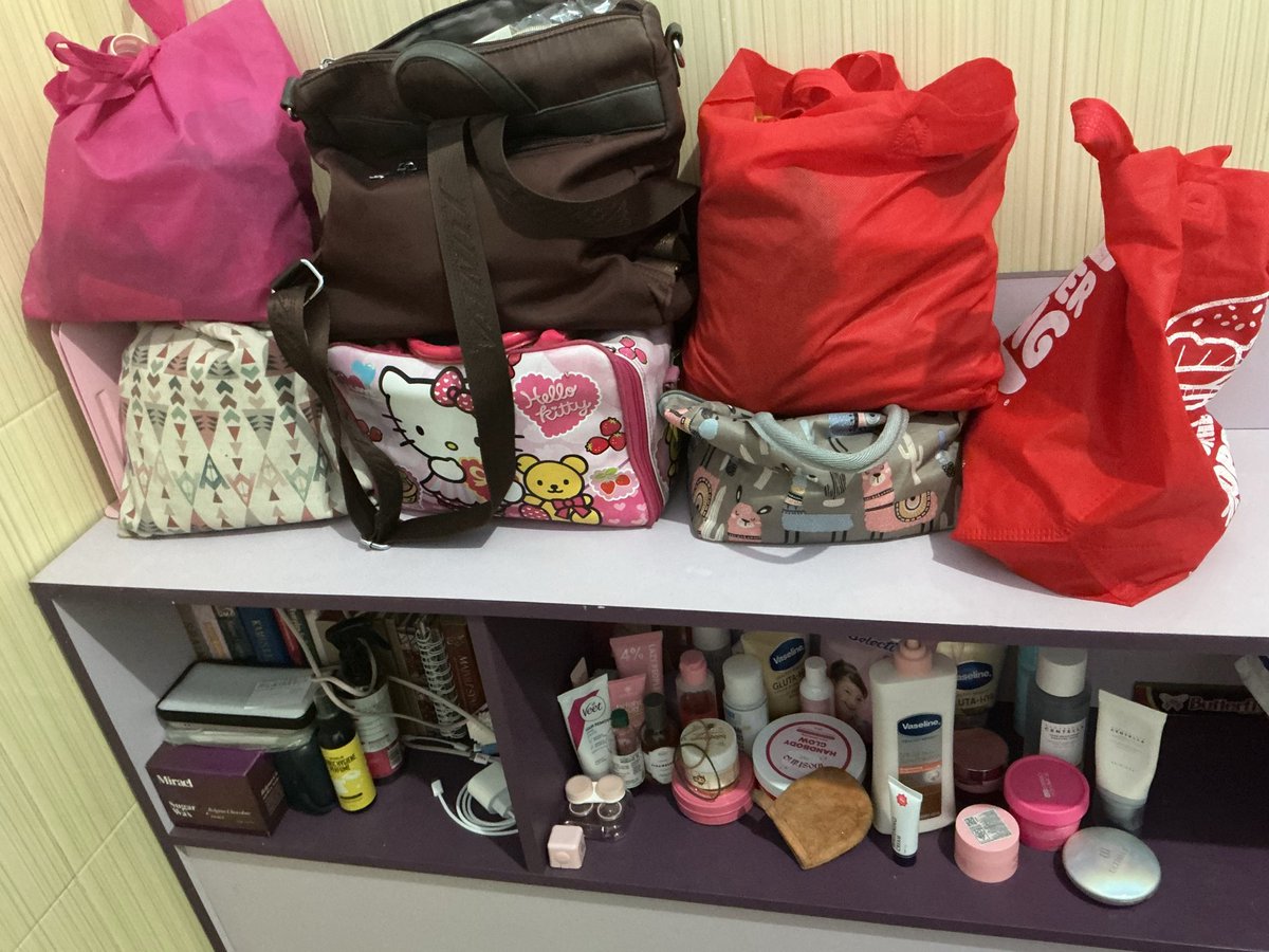 cherryypievv's tweet photo. malam guys!
kalau aku jual-jualin barangku, pada mau ga yaa? 
ini pure pemakaian pribadi, mostly 1- 2x pakai aja. 
masih banyak yg new jugaa!! ada hijab, baju, celana, rok, skincare, bodycare, makeup. 

dom : makassar

edisi declutter barang💟
#wts #wtb #zonajajan #zonauangㅤ https://t.co/UZPIgQdgRh