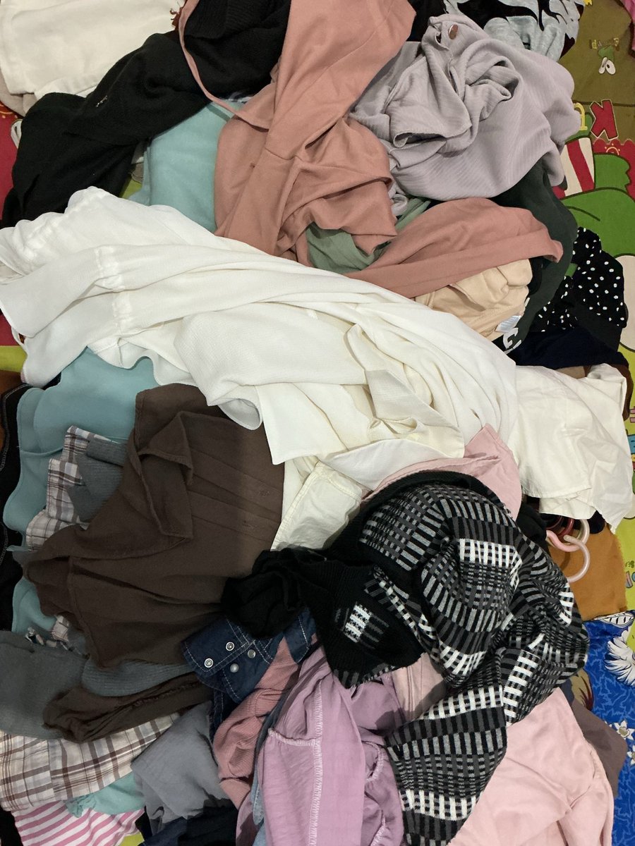 cherryypievv's tweet photo. malam guys!
kalau aku jual-jualin barangku, pada mau ga yaa? 
ini pure pemakaian pribadi, mostly 1- 2x pakai aja. 
masih banyak yg new jugaa!! ada hijab, baju, celana, rok, skincare, bodycare, makeup. 

dom : makassar

edisi declutter barang💟
#wts #wtb #zonajajan #zonauangㅤ https://t.co/UZPIgQdgRh