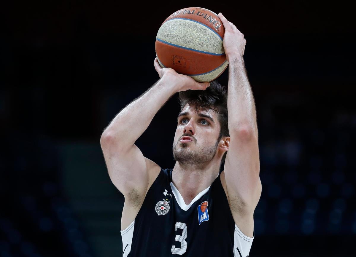SnikpeGrobar's tweet photo. Rade Zagorac je TRI sezone proveo u KK Partizan.

Rade je nosio broj 3 na dresu.

Pored broja 3, nosio je i broj 25.

25.10. - GLASAJ ZA BROJ 3! https://t.co/RwYmdJlKJf