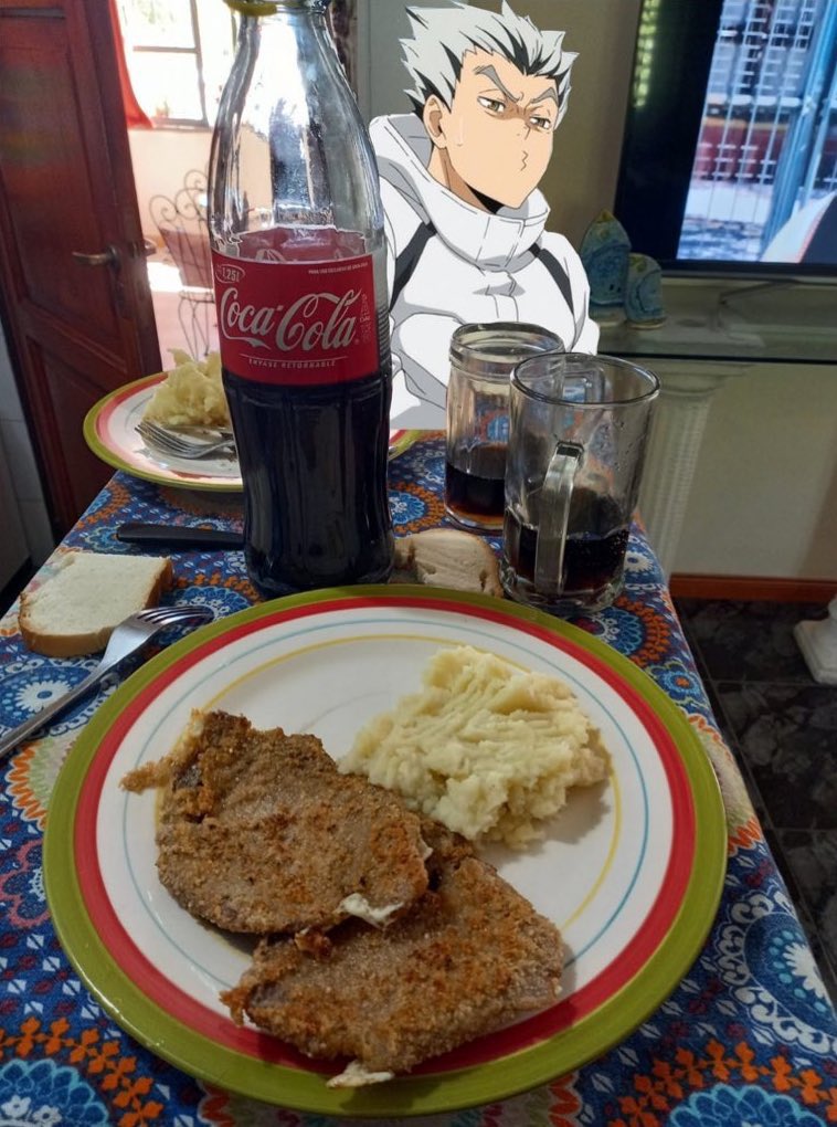 LonelyBoku_An's tweet photo. Lo invite al gordo a comer por su cumple y se fastidio porque encargue mal la torta! igual le hice unas milas y compre coca de vidrio, perdoname amor te amo🥰 https://t.co/QHzELVfwOH