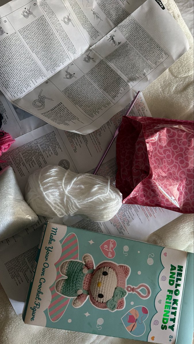 _inaayhs's tweet photo. Je voulais essayer le tricot mais c’est une activité de taré faut avoir la patience et un Bac +20 (c’est à partir de 8 ans je comprends rien…) https://t.co/oa1SmKp7eH