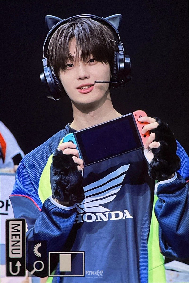 0jxn_321's tweet photo. 260920 비트로드 프리뷰

께임보이🎮🎮🎮

#hrtzwav #하츠웨이브
#윤영준 #YOUNYOUNGJUN #YYJ https://t.co/EZXfe1e12Q