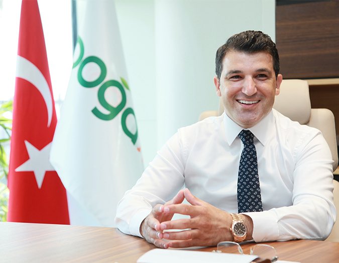 aykiri's tweet photo. SON DAKİKA / Fon soruşturmasında Doğa Sigorta Yönetim Kurulu Başkanı ve aynı zamanda Galatasaray Sportif A.Ş. Yönetim Kurulu Üyesi olan iş insanı Nihat Kırmızı gözaltına alındı.

İstanbul Cumhuriyet Başsavcılığı tarafından yürütülen fon soruşturması kapsamında iş insanı Nihat Kırmızı gözaltına alındı.

İstanbul Topkapı Üniversitesi Mütevelli Heyeti Başkanı ve Doğa Sigorta Yönetim Kurulu Başkanı olan Kırmızı’nın, soruşturma kapsamında emniyetteki işlemlerinin sürdüğü öğrenildi.

Nihat Kırmızı kimdir

1978 doğumlu olan Nihat Kırmızı, iletişim ve finans alanlarında eğitim aldı. Selçuk Üniversitesi Gazetecilik Bölümü’nden mezun olan Kırmızı, yüksek lisansını Marmara Üniversitesi’nde muhasebe ve finans alanında tamamladı. (Doğa Sigorta)

Kırmızı, 2013 yılında Doğa Sigorta’yı kurarak şirketin CEO’luğu ve Yönetim Kurulu Başkanlığı görevlerini üstlendi. Halen Doğa Sigorta Yönetim Kurulu Başkanı olarak görev yapan Kırmızı, aynı zamanda İstanbul Topkapı Üniversitesi Mütevelli Heyeti Başkanlığı görevini yürütüyor. 

Eğitim alanında da faaliyet gösteren Kırmızı, İstanbul Topkapı Üniversitesi’nin kurucuları arasında yer alıyor. Ayrıca Galatasaray Sportif A.Ş. Yönetim Kurulu Üyesi olarak görev yapıyor. 

Kırmızı’nın sigortacılık, eğitim, finans, sağlık ve telekomünikasyon alanlarında çeşitli yatırımları ve yöneticilik görevleri bulunuyor.