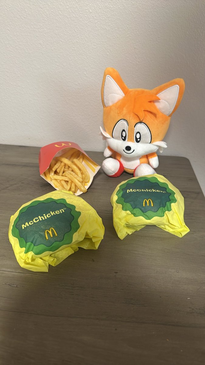 PlushTails's tweet photo. Eating McDonald’s :3 https://t.co/jqMXwdhUrH