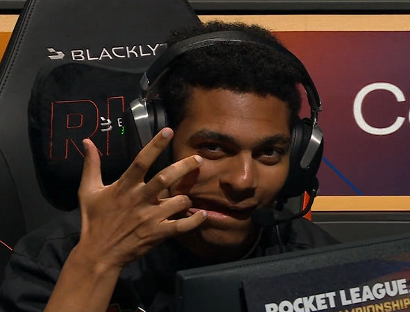ashbest122's tweet photo. no way we got @WahveyRL doing the yotsuba pose 😭 https://t.co/3G51AMQzwf
