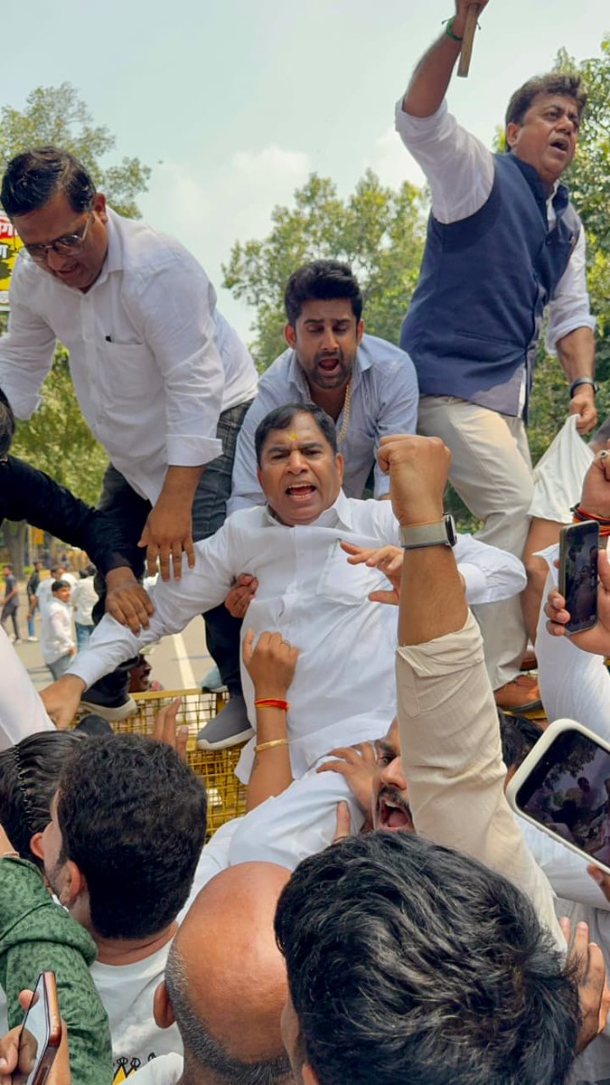 BJP4Delhi's tweet photo. दिल्ली नगर निगम के सफाई कर्मचारी दीपक जी को प्रताड़ित कर आत्महत्या के लिए विवश करने वाले "आप" पार्षद विजय कुमार को बर्खास्त करने की मांग को लेकर दिल्ली भाजपा ने "आप" कार्यालय पर किया रोष प्रदर्शन। @yogenderchando1 https://t.co/MsoZjlRFDB