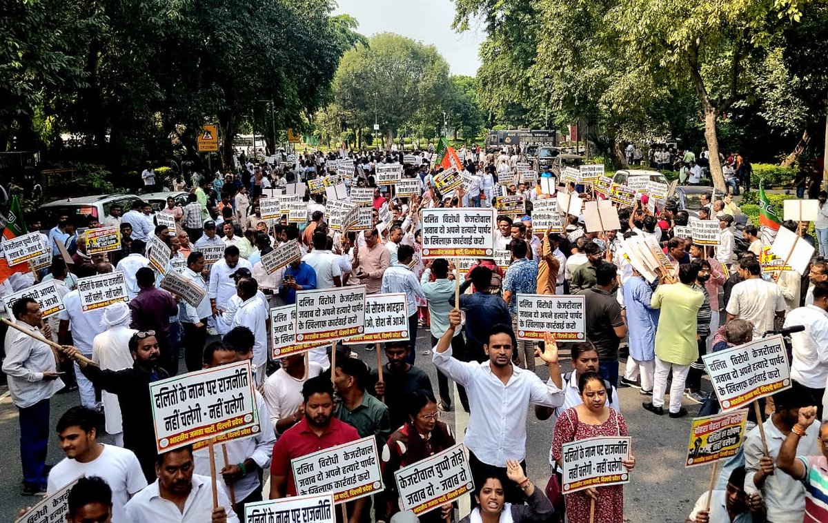BJP4Delhi's tweet photo. दिल्ली नगर निगम के सफाई कर्मचारी दीपक जी को प्रताड़ित कर आत्महत्या के लिए विवश करने वाले "आप" पार्षद विजय कुमार को बर्खास्त करने की मांग को लेकर दिल्ली भाजपा ने "आप" कार्यालय पर किया रोष प्रदर्शन। @yogenderchando1 https://t.co/MsoZjlRFDB