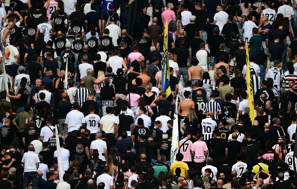 FrancoisCitron's tweet photo. Ho appena mostrato questa scena a mio figlio José e gli ho spiegato che i tifosi della Juventus hanno infangato la memoria di una persona morta.

Mi ha rassicurato: “Papà, io sarò una persona migliore di loro”. Ne sono certo.

Mi aspetto delle scuse pubbliche.

@juventusfc https://t.co/spmJ4TNZeR