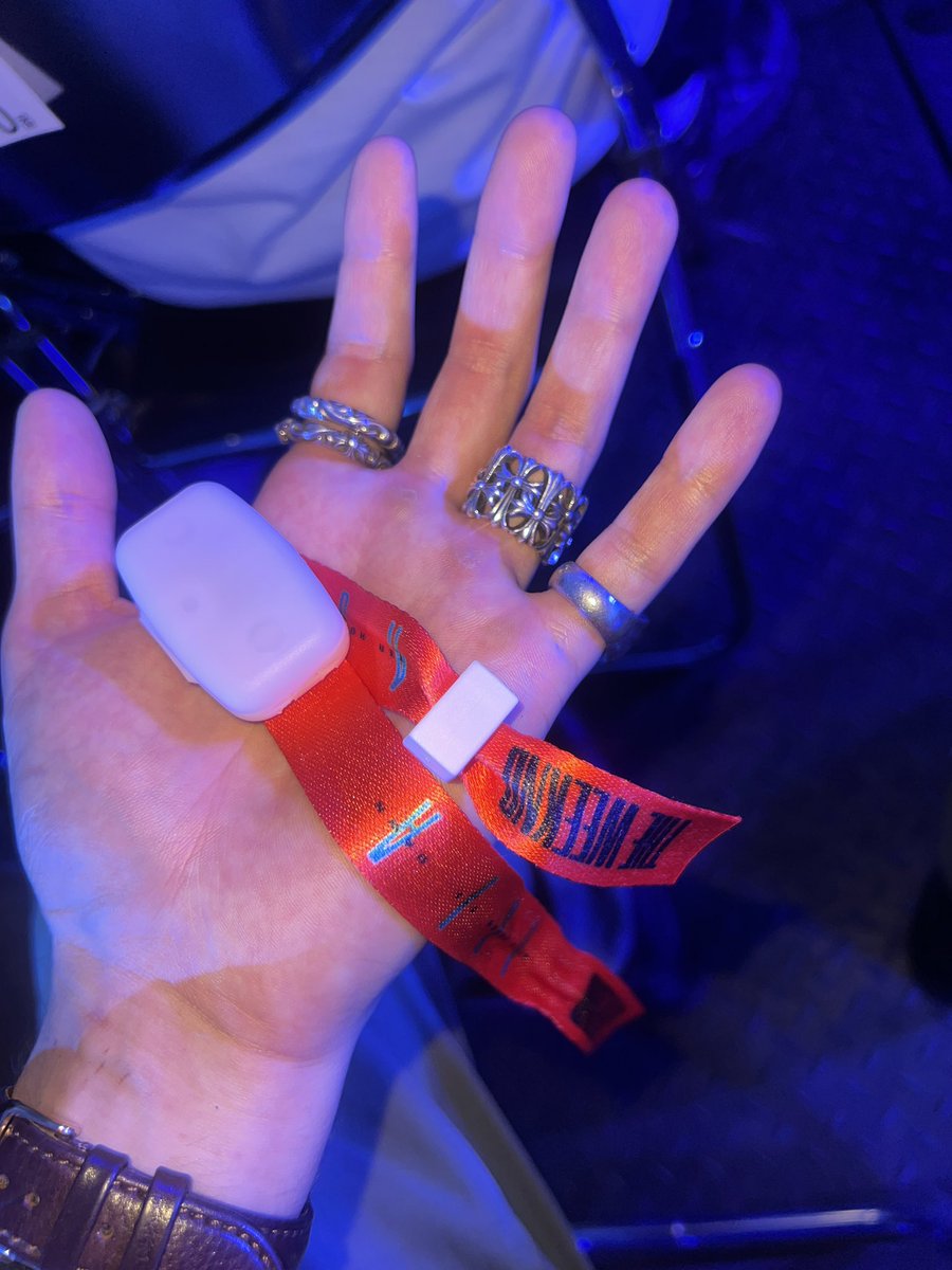 jajanken___'s tweet photo. そういえば昨日リストバンド？
新宿に落ちてて拾ったから2枚あるんよね
バッグに付ける用と保存用に使お https://t.co/inOJzsSQPc