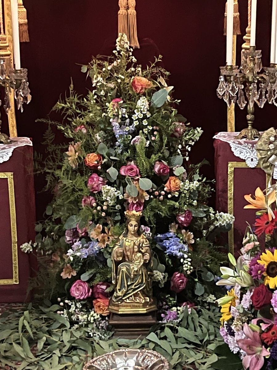Ansantru's tweet photo. Que las  hermandades malagueñas hagan un guiño a su Patrona, la Virgen de la Victoria, para recordar quien devolvió a Málaga a la cristiandad, es digno de alabar. Gracias @RocioMlgcaleta https://t.co/XCtiTYiwup