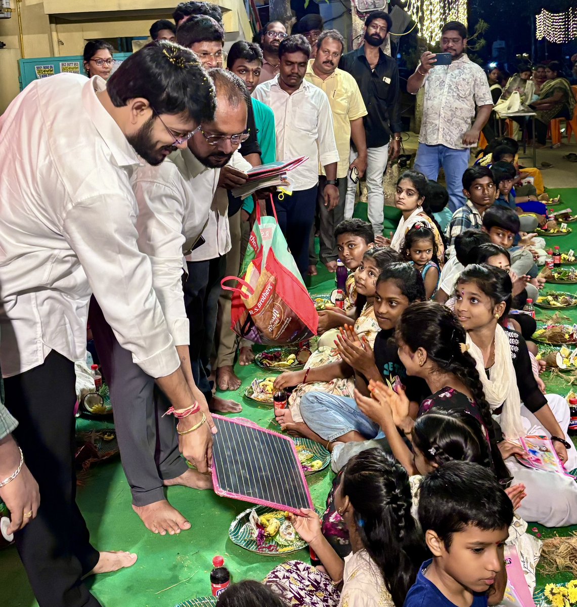 Satyatalatamjsp's tweet photo. జనసేన పార్టీ 43వ డివిజన్ అధ్యక్షులు శ్రీ చోడిశెట్టి శ్రీమన్నారాయణ గారి ఆహ్వానం మేరకు, గణేష్ యూత్ సభ్యుల ఆధ్వర్యంలో నిర్వహించిన సరస్వతి పూజా కార్యక్రమంలో పాల్గొనడం జరిగింది.
మీ
తలాటం సత్య
చైర్మన్, కాకినాడ అర్బన్ డెవలప్మెంట్ అథారిటీ
#TalatamSatya #KAUDA #KakinadaDist https://t.co/CtHVrWOUx0