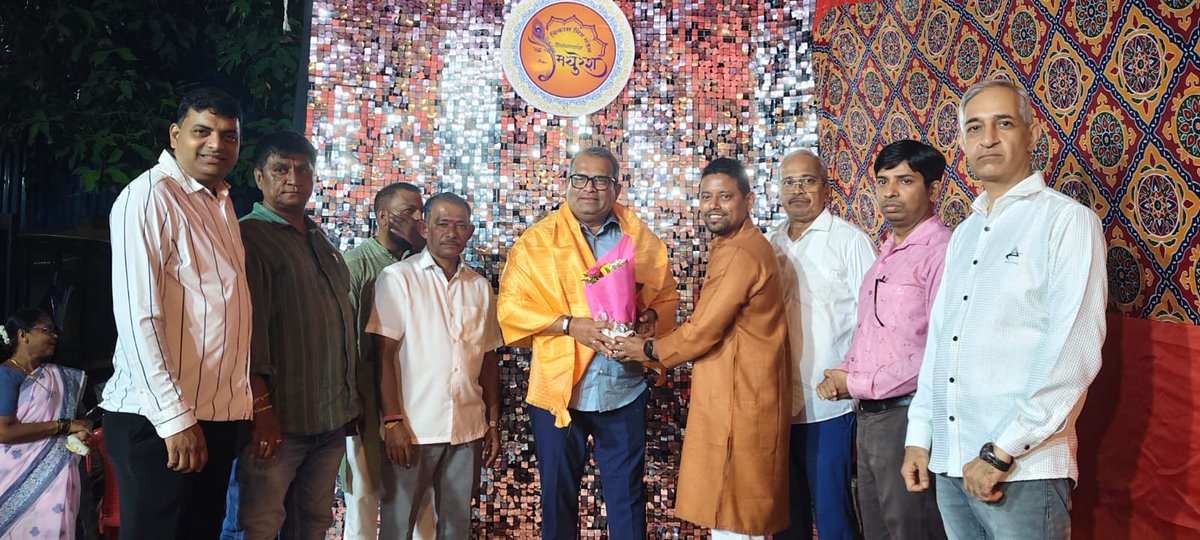 MilindSai30's tweet photo. विकास मित्र मंडळ, आझाद रोड येथील मंडळात आयोजित श्री सत्यनारायण महापूजेस उपस्थित राहून श्री सत्यनारायण भगवान तसेच गणपती बाप्पांचे मनोभावे दर्शन घेतले. 🙏🏻🌺

याप्रसंगी सुदर्शन गुरव, अजय सागवेकर, निलेश पावसकर, निलेश संचाला आदी कार्यकर्ते उपस्थित होते.

गणपती बाप्पा मोरया! 🚩🙏🏻

#सत्यनारायणपूजा #विकासमित्रमंडळ #आझादरोड #गणेशोत्सव2026 #गणपतीबाप्पामोरया #भाजपा