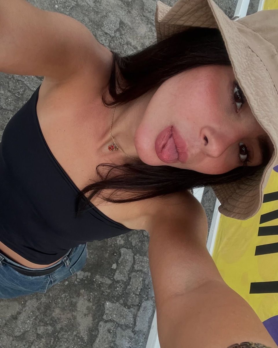 ISA04NAS's tweet photo. oi gnt fav aqui pra vocês amigarem c uma pobre coitada atrasada pago recompensa https://t.co/A0K6zk0pFu