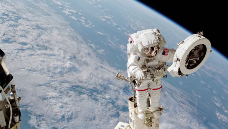 Netdijitaltr's tweet photo. Progress 96 ISS’ye Ulaştı: Uzay İstasyonuna 3 Tonluk Kritik Sevkiyat
https://t.co/nh6aZVy5h0
Uluslararası Uzay İstasyonu’ndaki astronot ve kozmonotlar için yeni ikmal görevi başarıyla tamamlandı.
#uzay #nasa #iss https://t.co/eiMEFTwI23