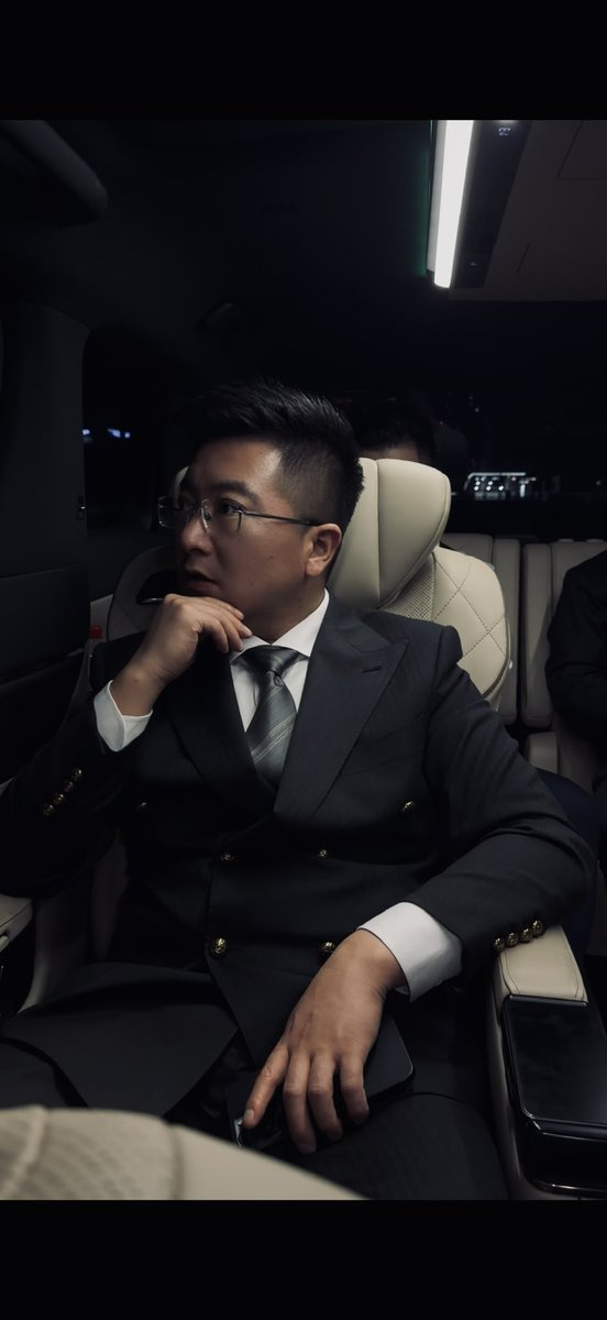 LCkytz's tweet photo. AI解放的不是人类的效率那么简单

而是随着AI液态网络组织结构的发展

会让所有人在同一结构里

我们就在做这件事。

今天你看到不如你的人 没你高级的 没你有钱的，没你强大的，没有你认知高的、只是和你在不同结构里导致的。

比如有的结构里有特权，有的结构里有资本～是结构拉开了人与人的差距 https://t.co/aRJhs5fSlC