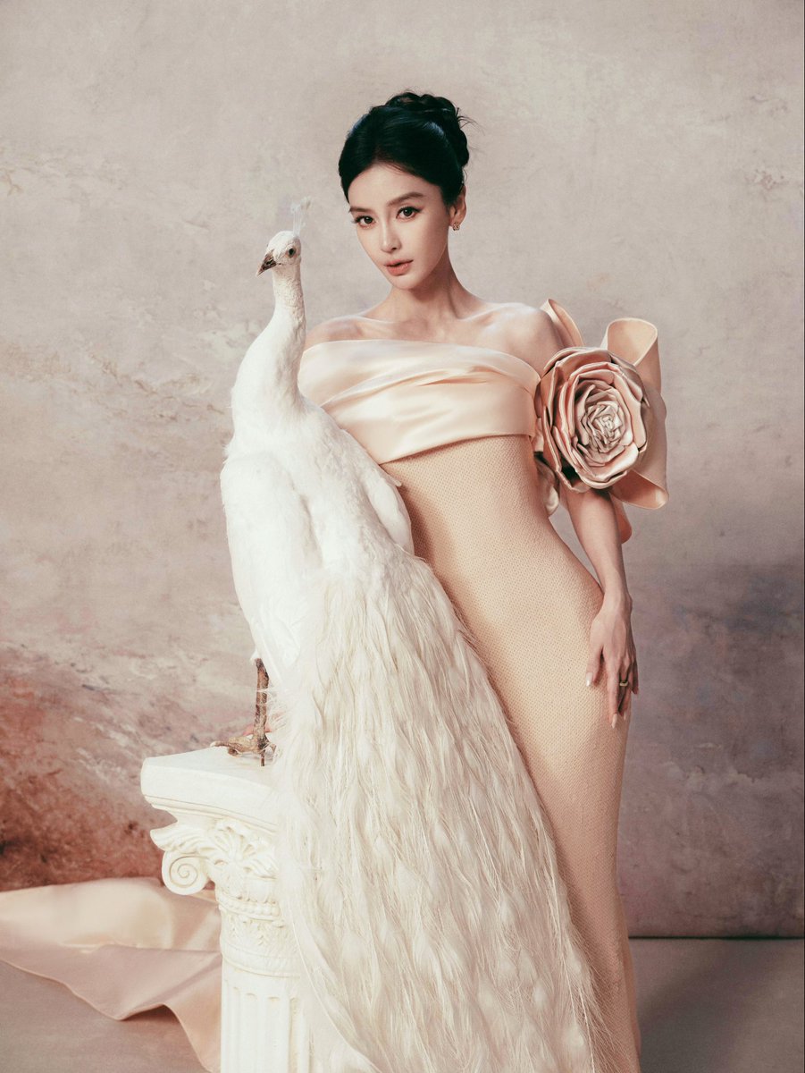 scene5wrp's tweet photo. Chinese actress Angelababy in Alexis Mabille haute couture for her latest appearance.

#angelababy #hautecouture 
#alexismabille https://t.co/HyCjRg9AqK