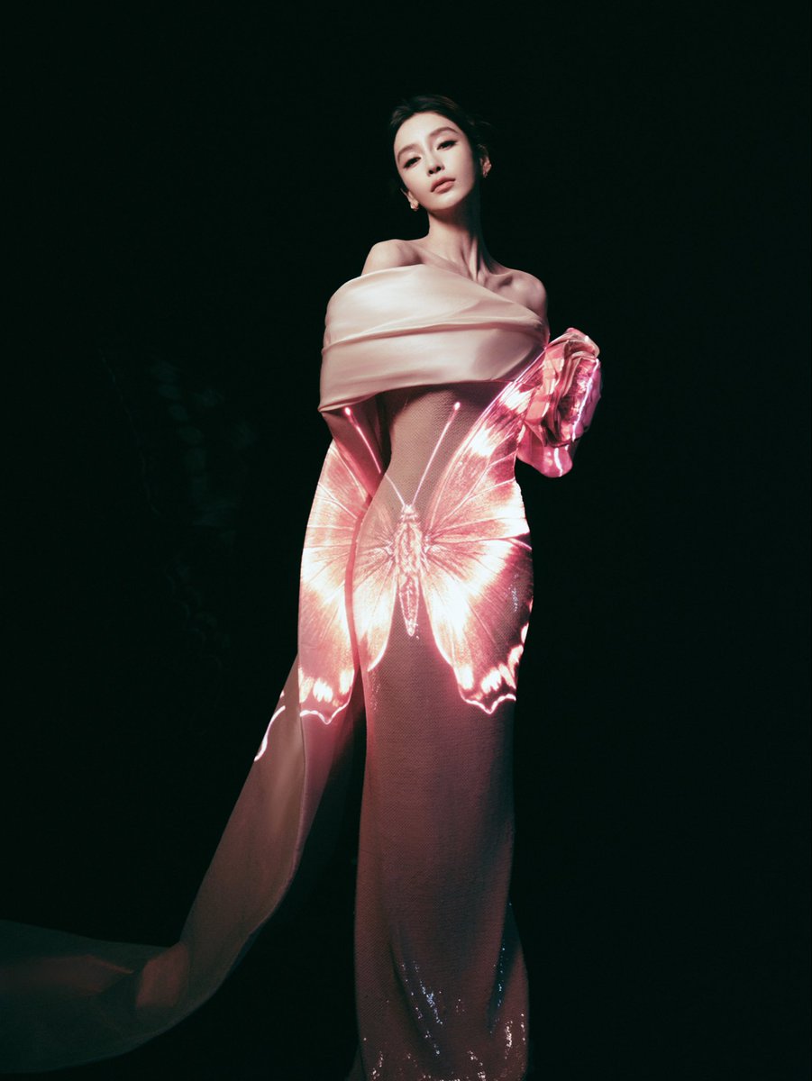 scene5wrp's tweet photo. Chinese actress Angelababy in Alexis Mabille haute couture for her latest appearance.

#angelababy #hautecouture 
#alexismabille https://t.co/HyCjRg9AqK