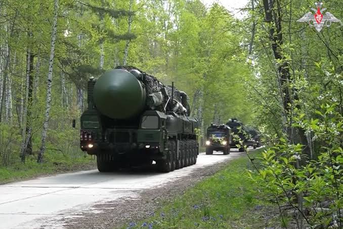 _MegaPolitics's tweet photo. Breaking:

Russia gives 12 hours to Ukraine to surrender and accept defeat, otherwise, it will see unbearable bombardment and strikes. https://t.co/FVXwbYxXDv