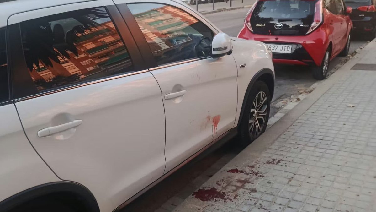 riverolavic's tweet photo. Brutal ataque a una enfermera en Badalona: un menor la apuñala en Llefià para intentar robarle
La joven se dirigía al hospital Esperit Sant de Santa Coloma para iniciar su jornada laboral cuando el ladrón la ha abordado con el arma blanca a primera hora de la mañana de este domingo