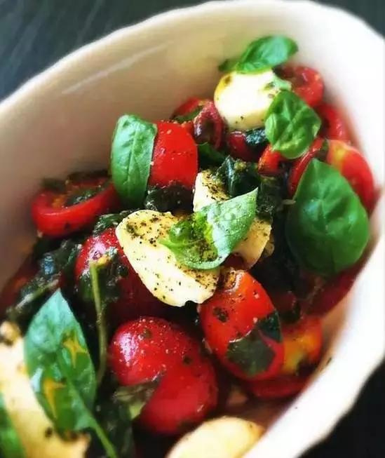 biscv575272's tweet photo. This new cherry tomato variety packs 2x more sweetness than regular ones—crunchy, juicy, zero weird aftertaste! Perfect for salads or snacking straight. https://t.co/AbbYYFg91m