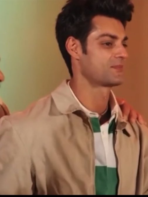 bhataktasitara_'s tweet photo. The shaved look is really growing on me he went from serving daddy to being the cutest cutie patootie &amp; I love it<3

#karanwahi #hot #cute https://t.co/0piQpXyqWL