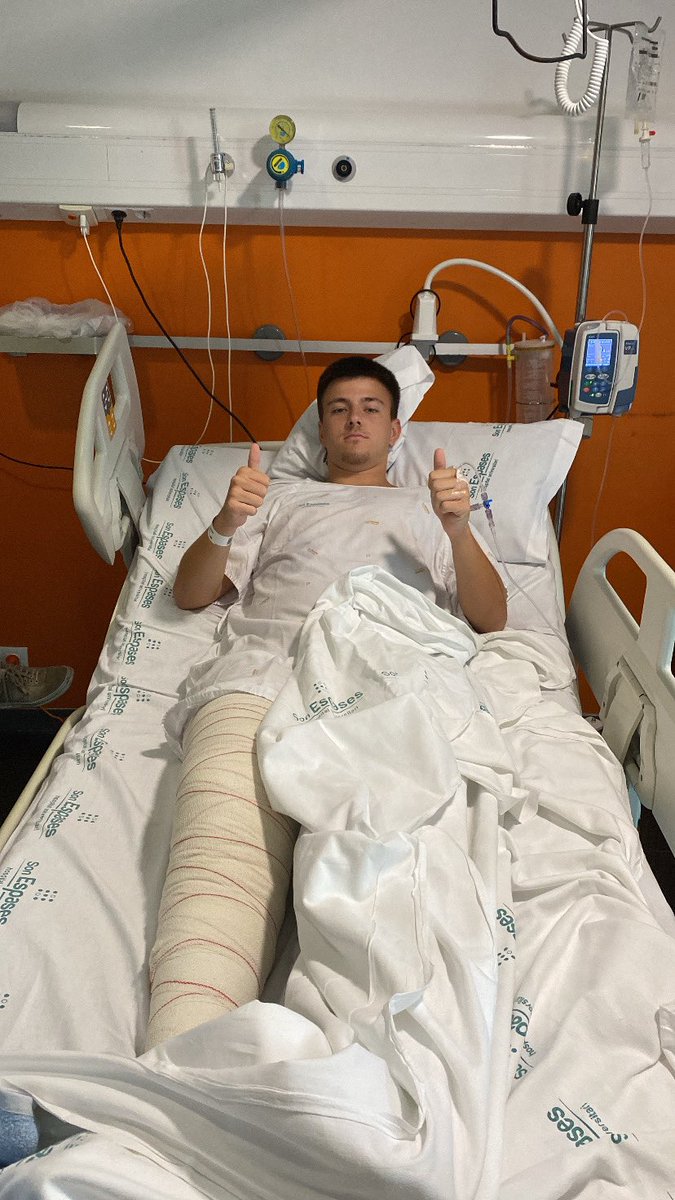 PauMartinez03_'s tweet photo. La primera foto és de fa 2 anys, quan em van operar del LCA, menisc i cartílag.

6 mesos després, vaig haver de tornar a passar per quiròfan pel conegut “síndrome del ciclop”, una complicació que es dona aproximadament entre un 1% i un 10% dels casos.

La segona foto és d’ahir. 2 anys després.

Més de 70 minuts jugant un partit de lliga. Tornant a competir, tornant a gaudir i, a més, amb victòria.

Fa només 1 any, córrer 15 minuts seguits era gairebé impensable.

No ha estat fàcil. Però ha valgut la pena. El futbol és preciós.