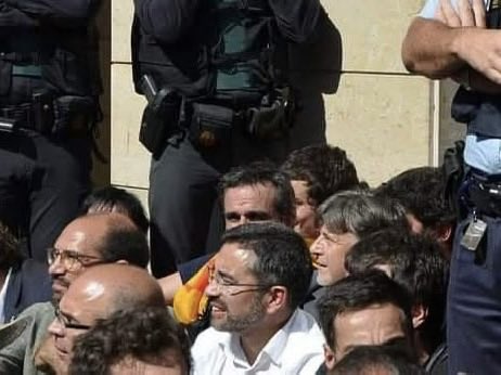GabrielFerDiaz's tweet photo. @jisssbd Recordo molt bé aquell matí de 2017 a #Sabadell:

✅ 10h: compareixença pública de 20 dels 27 regidors.

✅ 11h: sense dubtar-ho, molts veins érem davant del teu domicili, contra la teva detenció per part de la Guàrdia Civil.

Perquè «només el poble salva el poble». https://t.co/bGvbdIxOH7