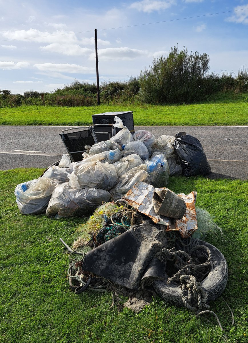 KarenDouglas_NI's tweet photo. A beautiful day for a #beachclean w/ Beach Cleaners @ANDborough A red seat cushion, tablecloth, blister packs, plastic gloves, cans, rope, fishing line, wetwipes, glass, plastic bags, wrappers, plastic bottles, a ripped tennis ball, a large plastic wheel +++ lifted 🚮🏖🐚🐠🐋🦀 https://t.co/KmkJaCNeEK