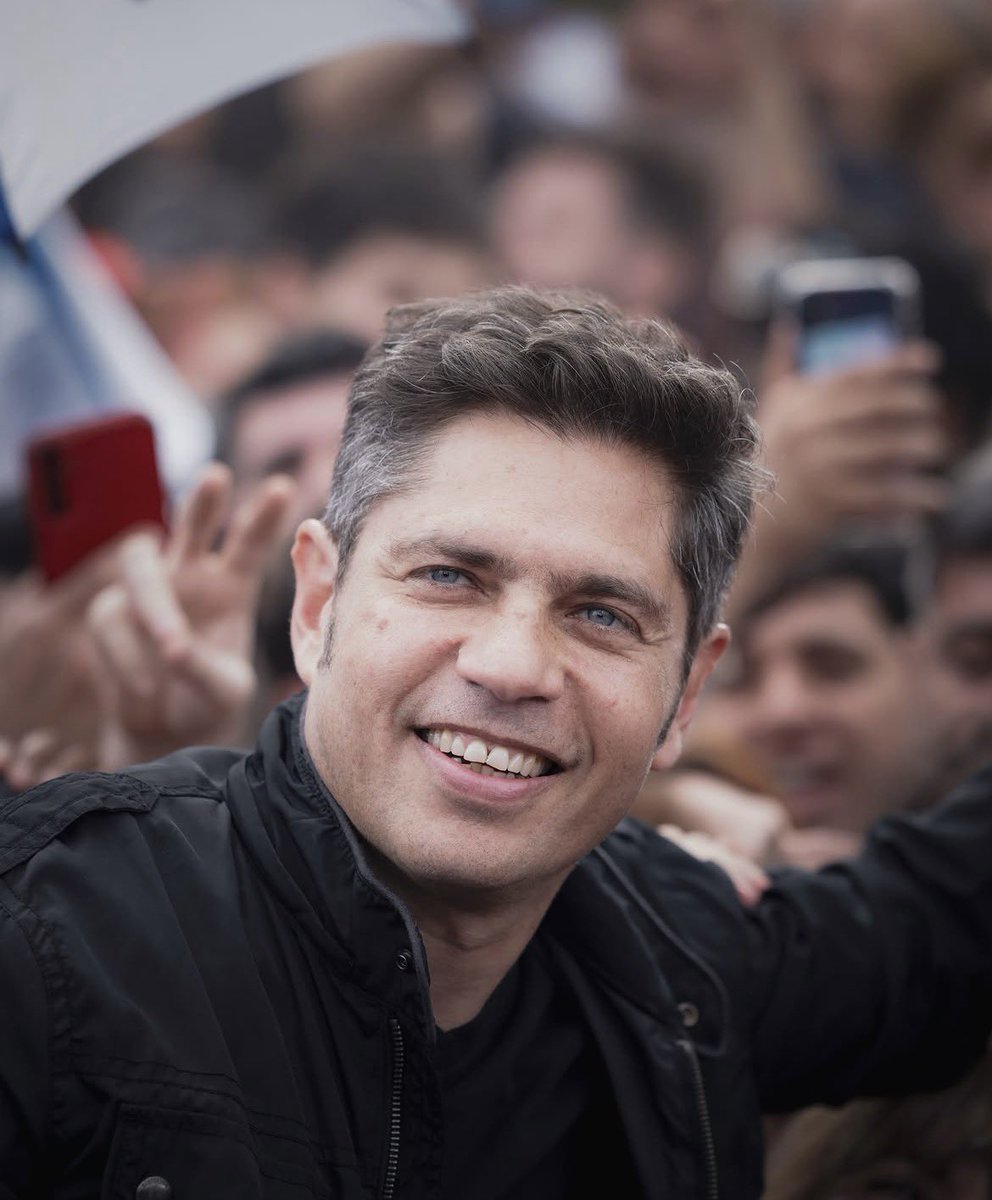 Kicillofismo's tweet photo. ✅ Se enfrenta a Milei 
✅ Defiende a las y los bonaerenses 
✅ Es doctor en economía 
✅ Tiene plan de Gobierno 
✅ Transformó la PBA
✅ Tiene equipo serio y preparado 
✅ Es fachero, normal, tiene familia y se baña

No busquen más: Axel Kicillof 2027 🇦🇷✌🏻 https://t.co/W27x4aDurR