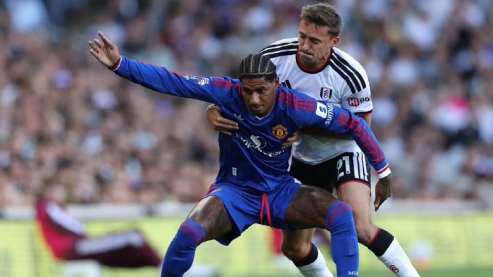 David_Ornside's tweet photo. 🚨🗣 Paul Scholes blames Michael Carrick for Manchester united draw to Fulham:

"You used Matheus Cunha on the left wing throughout last season, it worked perfectly for you, why are you now forcing Marcus Rashford yo play there when he is not giving results?"

"Cunha 2 goals this season all came from the left wingers after Marcus Rashford is removed or shift to another position"
