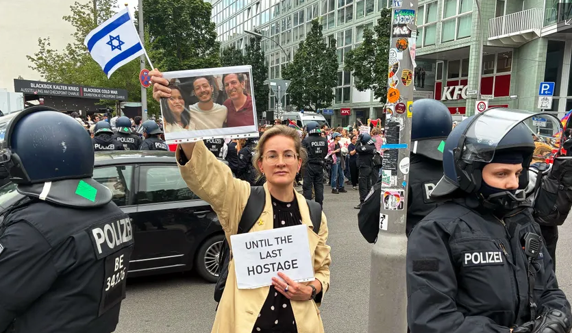 BRAVENEWEUROPE1's tweet photo. ‘Hyperzionism’: How Germany’s conflation of antisemitism and anti-Zionism allowed a far-right return
Fleur Hargreaves @_fleurh_
https://t.co/1WtwYnxjcJ
#Germany #GazaGenocide #GazaHolocaust #Antisemitism #Israel #Staatsrason #Politics #Repression #fascism #Zionism https://t.co/ndo5PDo2mO