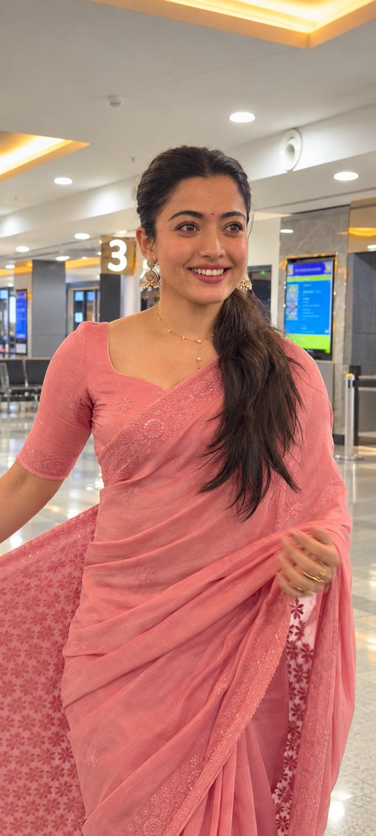 FaceCardHD_'s tweet photo. Rashuuuu❤️..... In saree is 🤌✨ https://t.co/itV9s08XDM