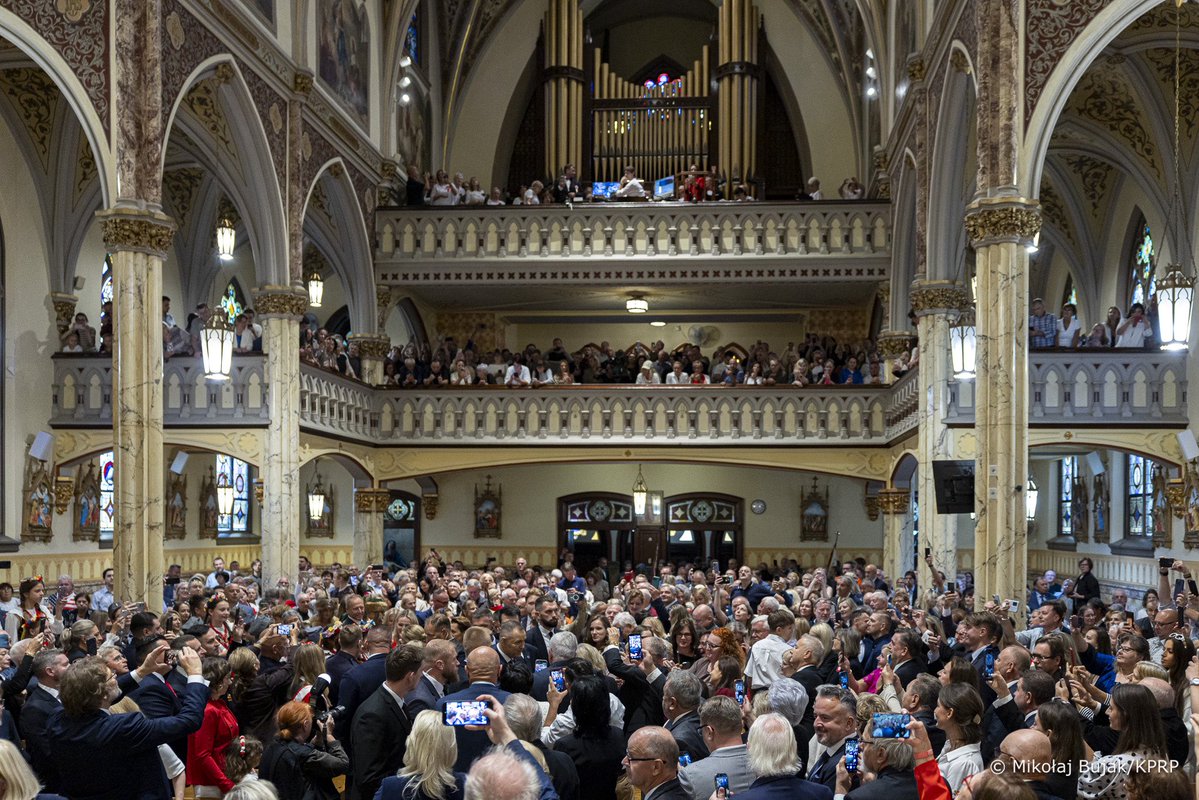 prezydentpl's tweet photo. Prezydent RP Karol Nawrocki i Pierwsza Dama Marta Nawrocka wzięli udział we mszy św. w kościele pw. św. Stanisława Kostki w Nowym Jorku. https://t.co/vJUFkYyHcV