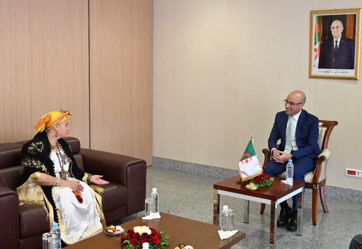 SECCNE_Chaib's tweet photo. لِلتميّز🇩🇿نكهة خاصة حين يتجاوز حدود الوطن، ويتألّق باشعاعه في مختلف أنحاء العالم من خلال المواهب والكفاءات التي تزخر بها جاليتنا الوطنية بالخارج.
سعدت باستقبال «نا نورا»، لتقديم أحرّ التهاني لها بمناسبة تكريمها  المستحق، الذي كان مناسبة مميزة لابراز المطبخ الجزائري بتنوعه وأصالته https://t.co/CROX5nkKgh