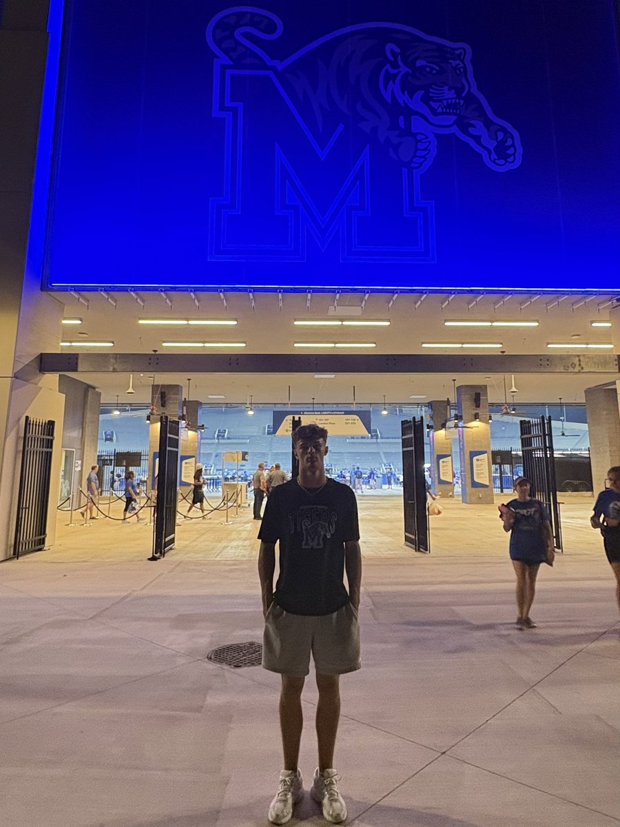 Jaxton_schmitt1's tweet photo. Had a great time at Memphis yesterday, thank you @CoachTimDuffie for inviting me out and can’t wait to get back on campus!
@ashby_brandon @harvey_taylor09 @CSmithScout @TnVarsity @Brandon_Odoi https://t.co/0iSvgmoRNx