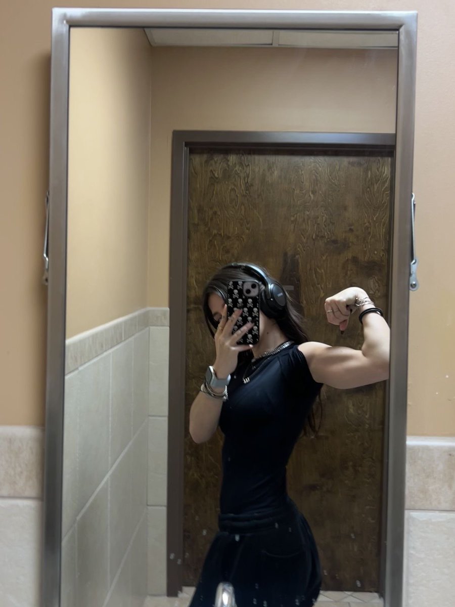willingaltar's tweet photo. by popular demand, my gym attire. https://t.co/meMuzC68k1