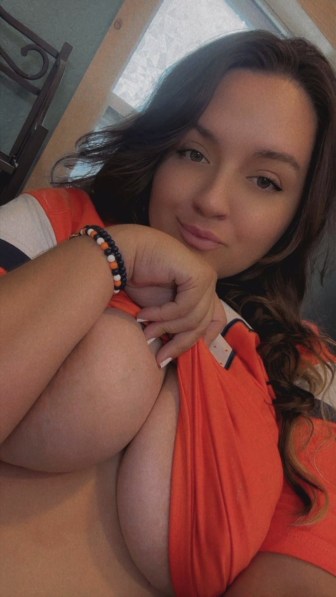 oohDB4lalaL's tweet photo. go broncos! pleaseee win 😋💙🧡 https://t.co/f15c8cBKpC