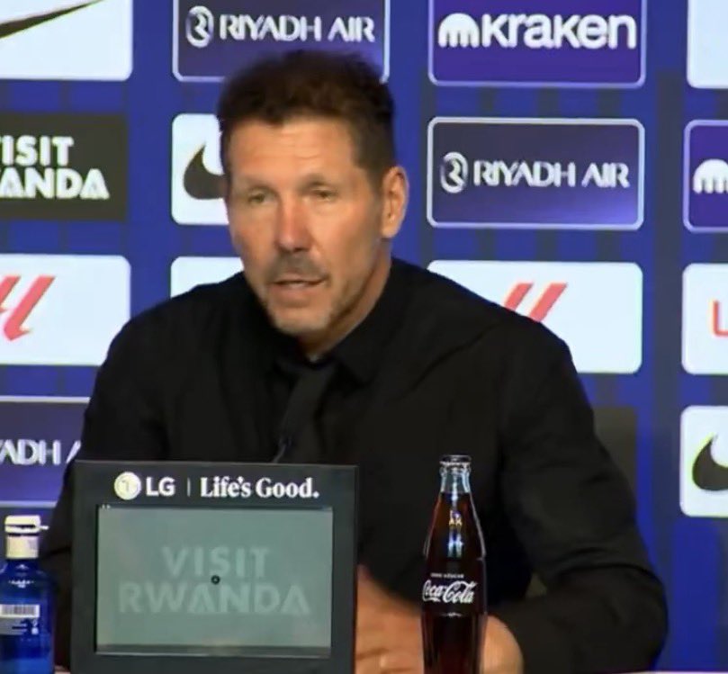 atletiuniverse's tweet photo. 💣🚨 BREAKING - Diego Simeone responds to Jose Mourinho:

"As coaches, we’re under a huge amount of scrutiny, and regardless of who you are; Mourinho, Flick, Pellegrini, me, or anyone else, we need to be careful about what we say.

Why? Because we have to know how to respect others: the referees, our fellow professionals. Otherwise, we all lose.

And when someone crosses that line of respect, whether your name is Mourinho, Simeone, Pellegrini or Flick, it’s not acceptable. You can’t cross that line."