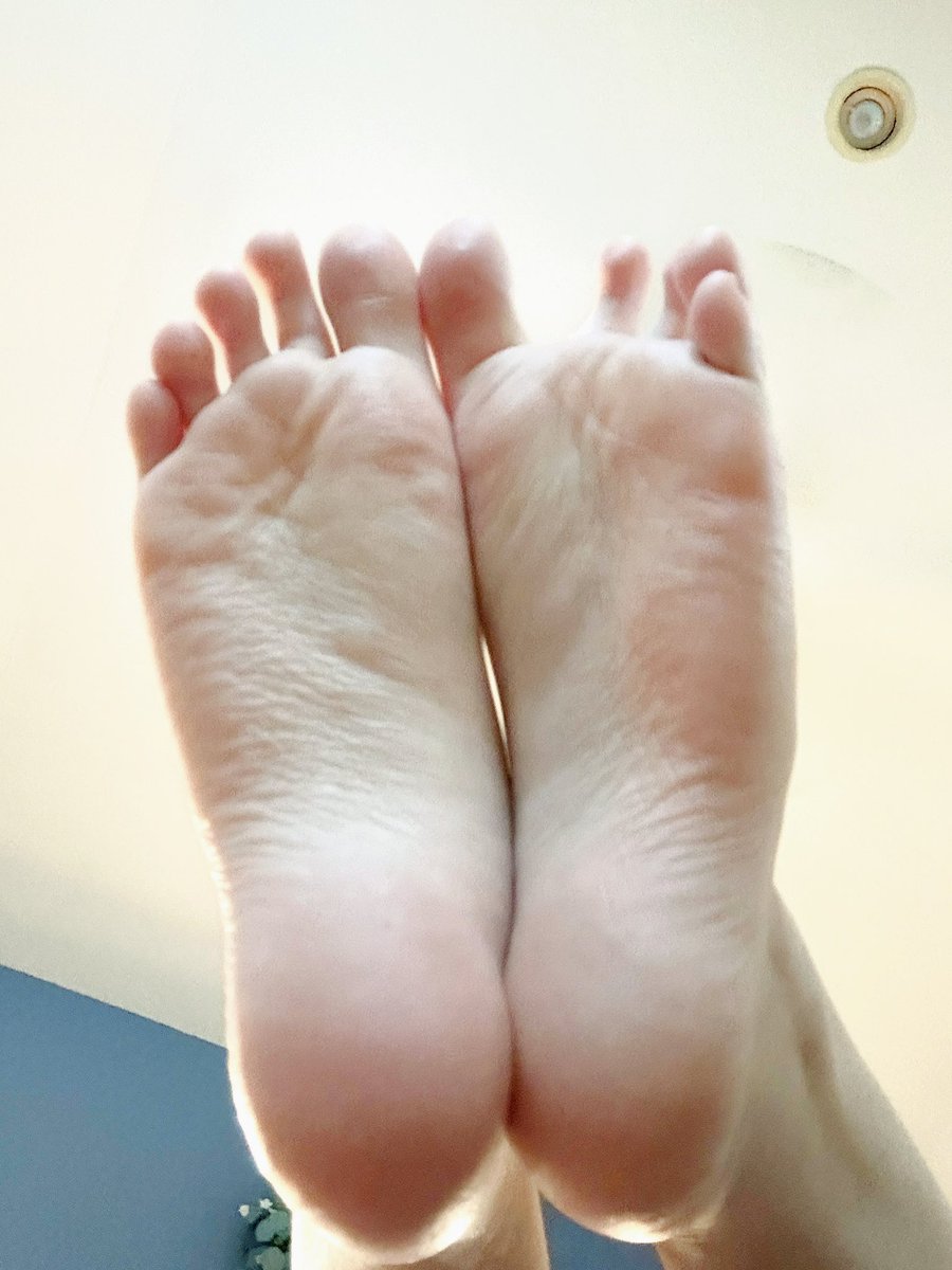 snowiefeetie's tweet photo. did you guys miss my bare feet? 🐾 https://t.co/TNPdd8mpV3
