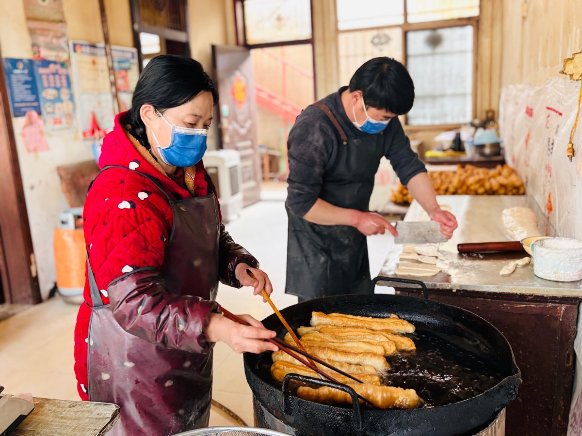 IvaGatta's tweet photo. This crispy Chinese fried dough stick from the street stall is so hot and fluffy—perfect with a cup of warm soybean milk on a cool morning! https://t.co/d6hEQN1ylA