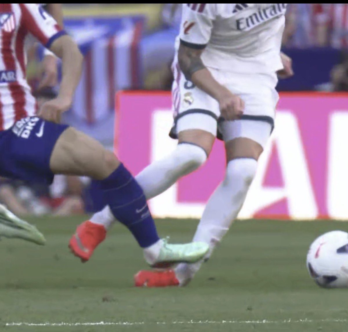 NDUtikibawa's tweet photo. @ultimate_kombo Didn’t Trent touch the ball first? Is that not why they did not give Romero red? Oya what about Valverde own? https://t.co/wYu01fAWOF