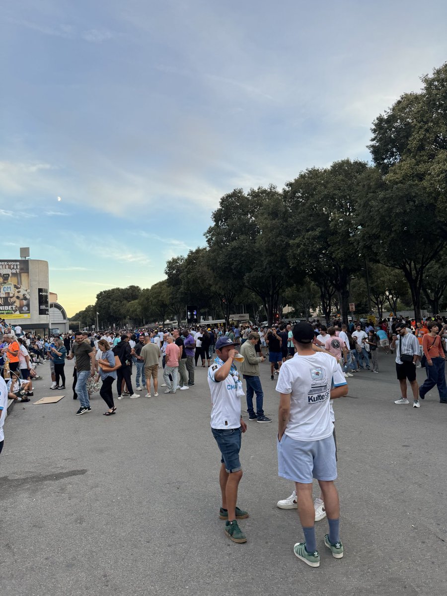basilebilo's tweet photo. Pas un mec pour craquer son fumi en se filmant…. Pas un p’tit Jean Michel Aulas on va tout casser chez toi…. Mais qu’avez vous fait de mon club ???? https://t.co/DM3IhrFc6x